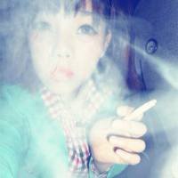 抽烟女生头像戴帽子