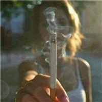 抽烟女生头像动漫黑白