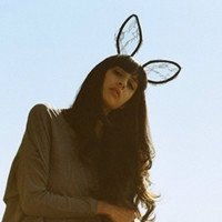 气质女生二郎腿头像半身