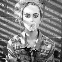 黑白气质女生头像