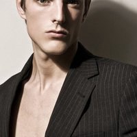 气质男生西装翘腿头像