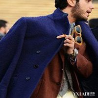 气质男生下装二郎腿头像