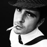 头像玩手机的气质男生