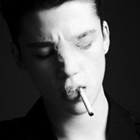 气质男生二郎腿头像