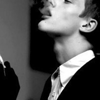 欧美气质男生叼花头像