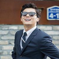 帅哥手持ak47头像