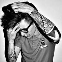 动漫手绘冷酷男头像黑白图片