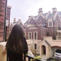 卷发头像女生背影