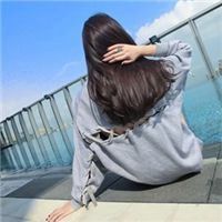 卷发头像女生背影