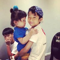 哥哥抱妹妹头像