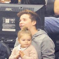 哥哥抱妹妹头像