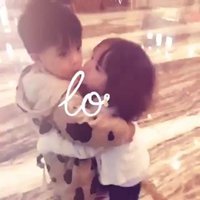 哥哥抱妹妹头像