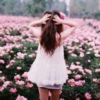 在花丛中的女生头像