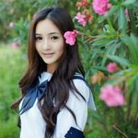在花丛中的女生头像