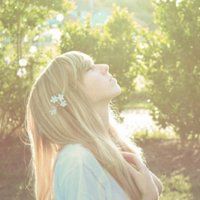 在花丛中的女生头像