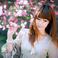 在花丛中的女生头像