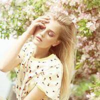 在花丛中的女生头像