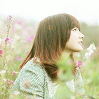 在花丛中的女生头像