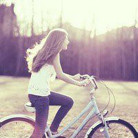 女人骑自行车头像