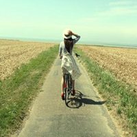 女人骑自行车头像