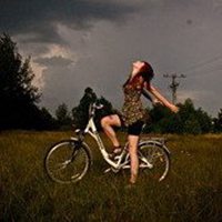 女人骑自行车头像