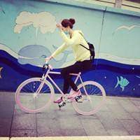 女人骑自行车头像