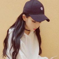 女生戴帽子头像