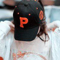 女生戴帽子头像