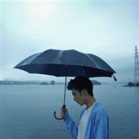 微信头像男生打伞头像