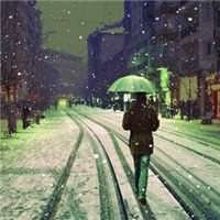 微信头像男生打伞头像