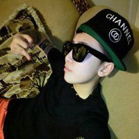 戴黑色帽子男生头像