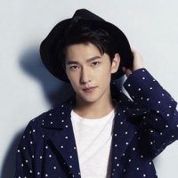 戴黑色帽子男生头像