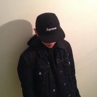 戴黑色帽子男生头像