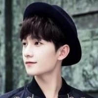 戴黑色帽子男生头像