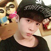 戴黑色帽子男生头像