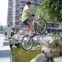 攀爬自行车头像