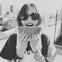 短发头像女生高冷黑白