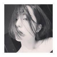 短发头像女生高冷黑白