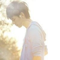 侧脸头像男逆光图片