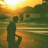 侧脸头像男逆光图片