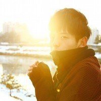 侧脸头像男逆光图片