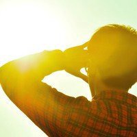 侧脸头像男逆光图片