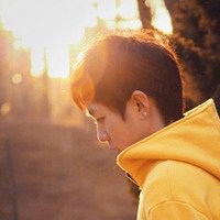 侧脸头像男逆光图片