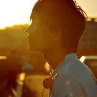 侧脸头像男逆光图片