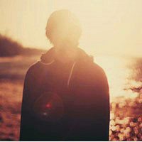 侧脸头像男逆光图片