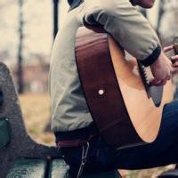 吉他头像男背影