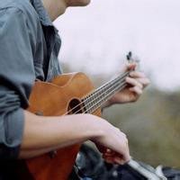 吉他头像男背影