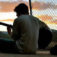 吉他头像男背影