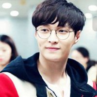 复古圆框眼镜男生头像