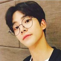 复古圆框眼镜男生头像